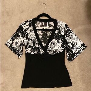 Black and White Floral V-Neck Blouse